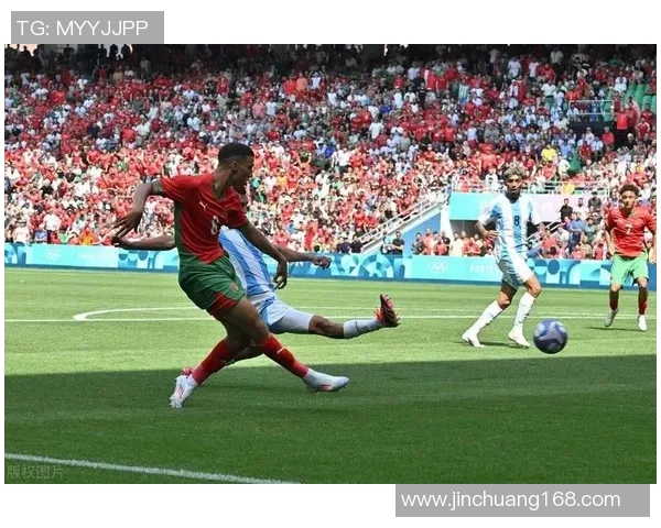 足球球星比赛中突发意外流血场面引发球迷广泛关注与热议